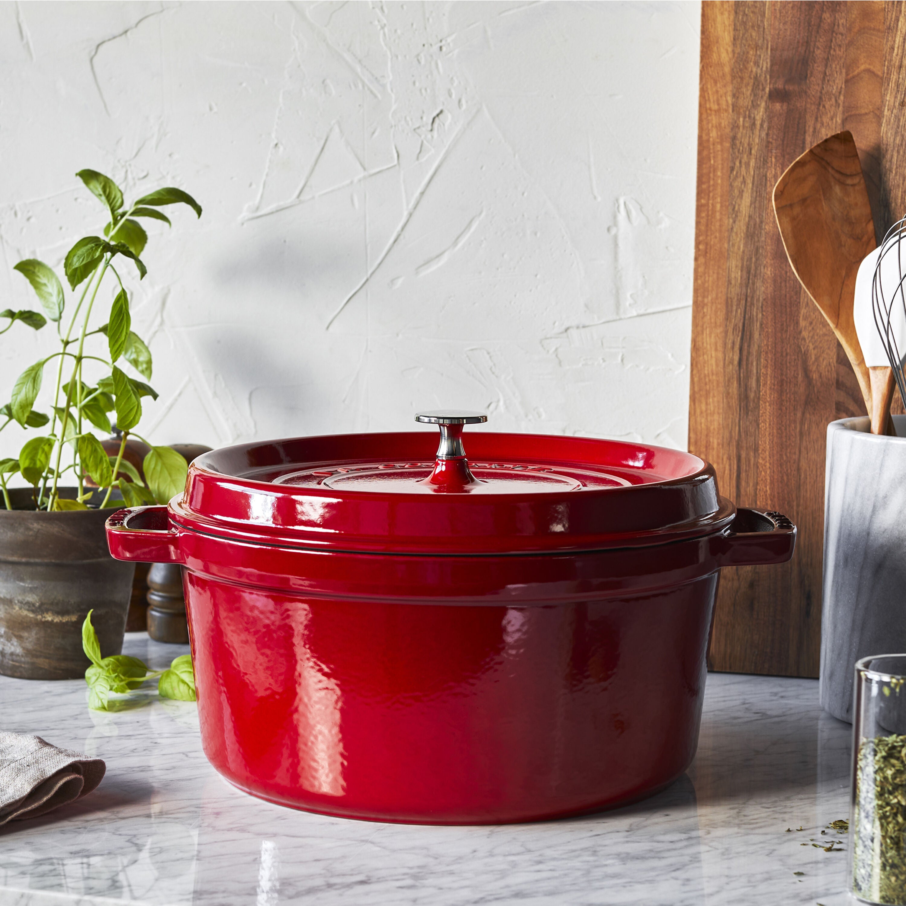 Staub La Cocotte 24 cm Cherry леано железно тенџере со капак