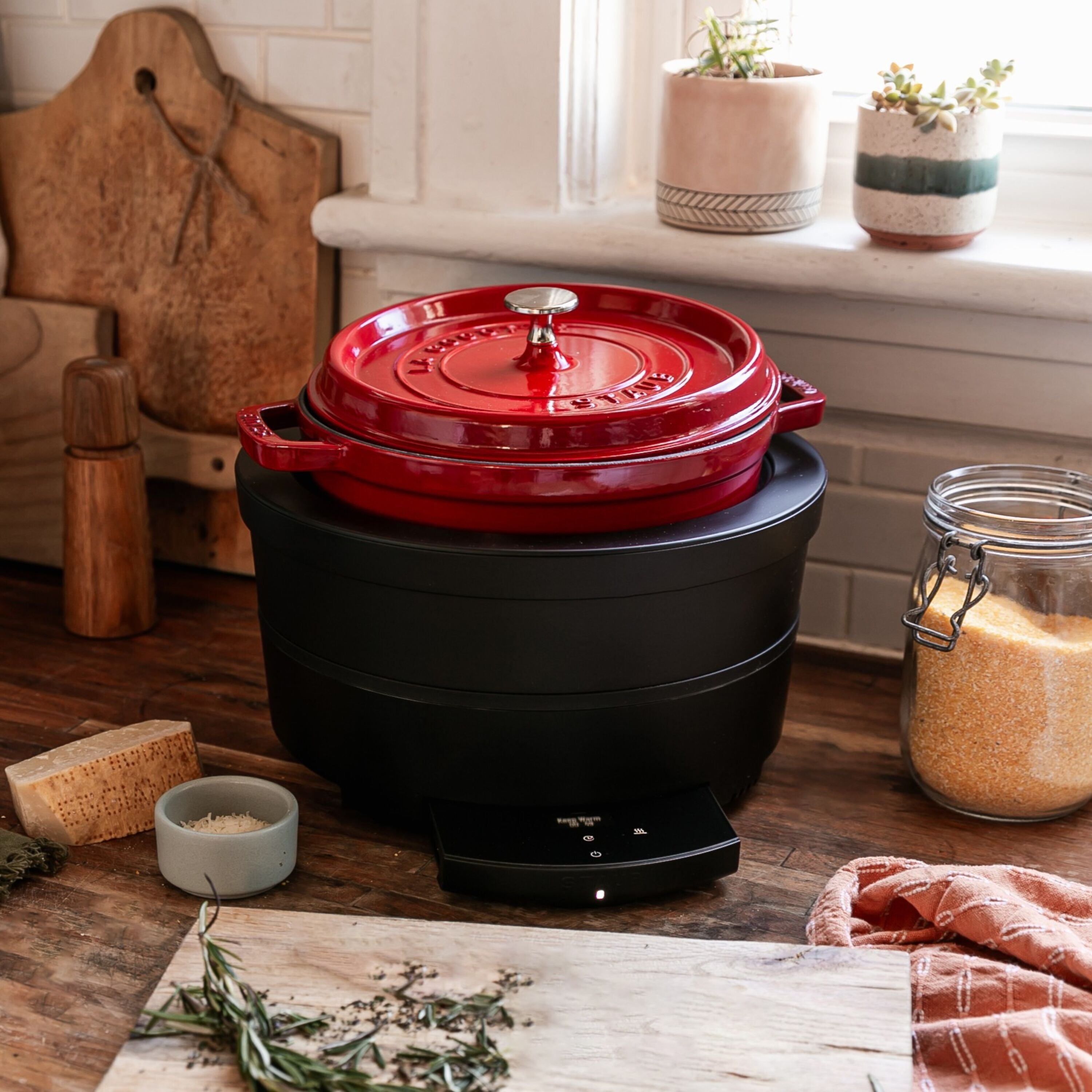 Staub La Cocotte 24 cm Cherry леано железно тенџере со капак