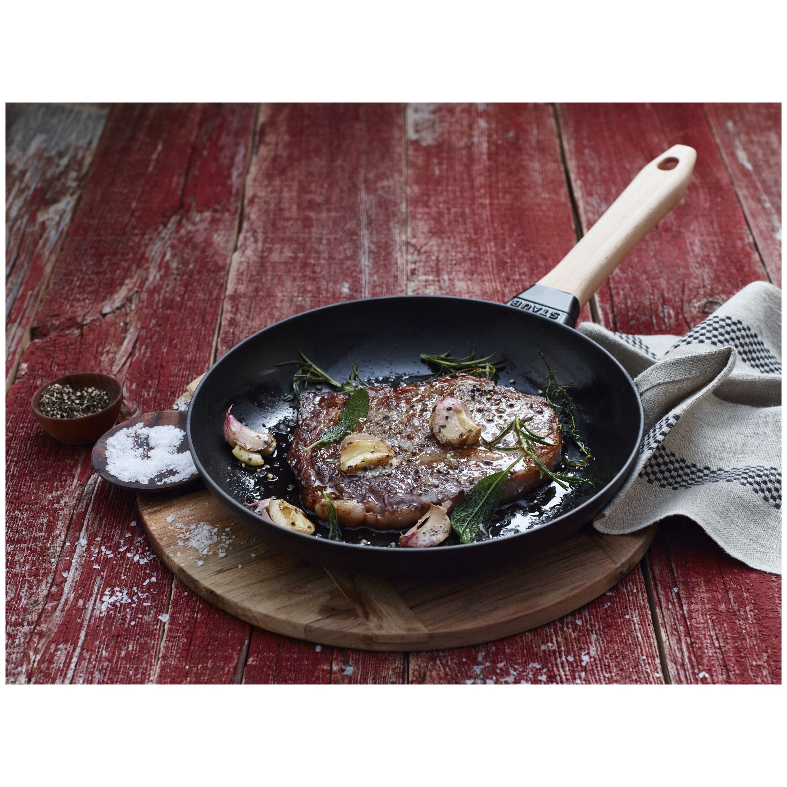 Staub Fry pan with wooden handle | cast iron | round