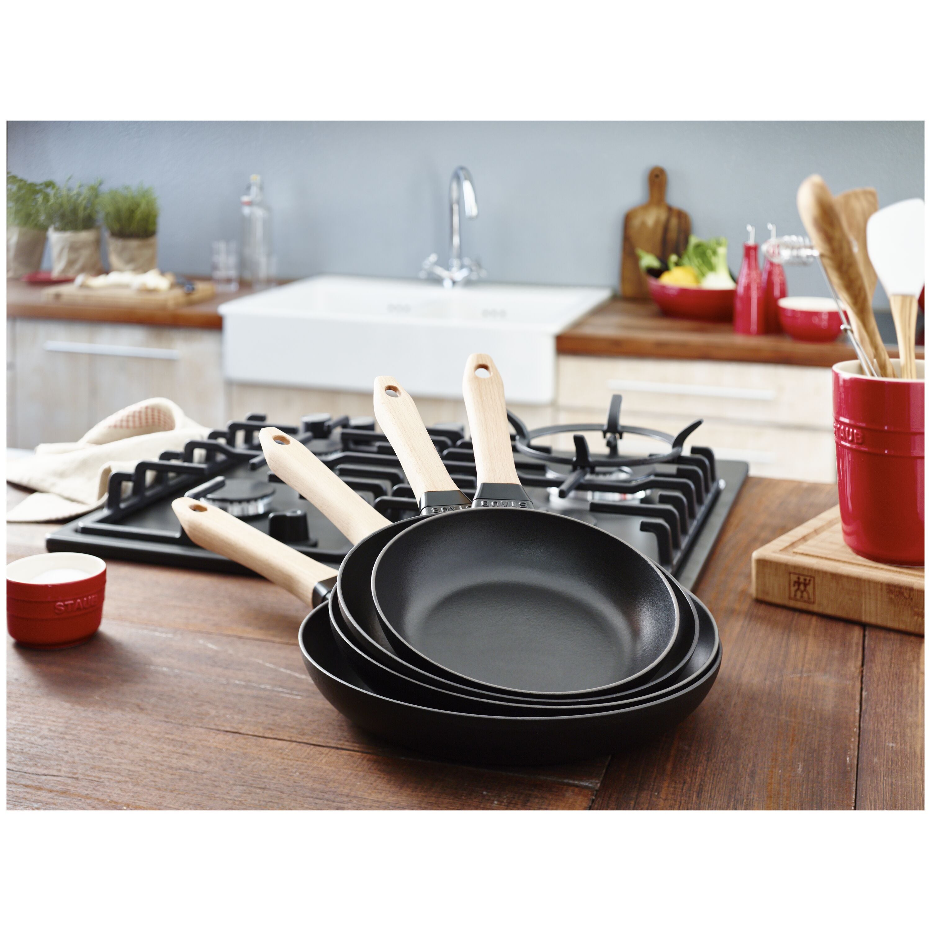 Staub Fry pan with wooden handle | cast iron | round