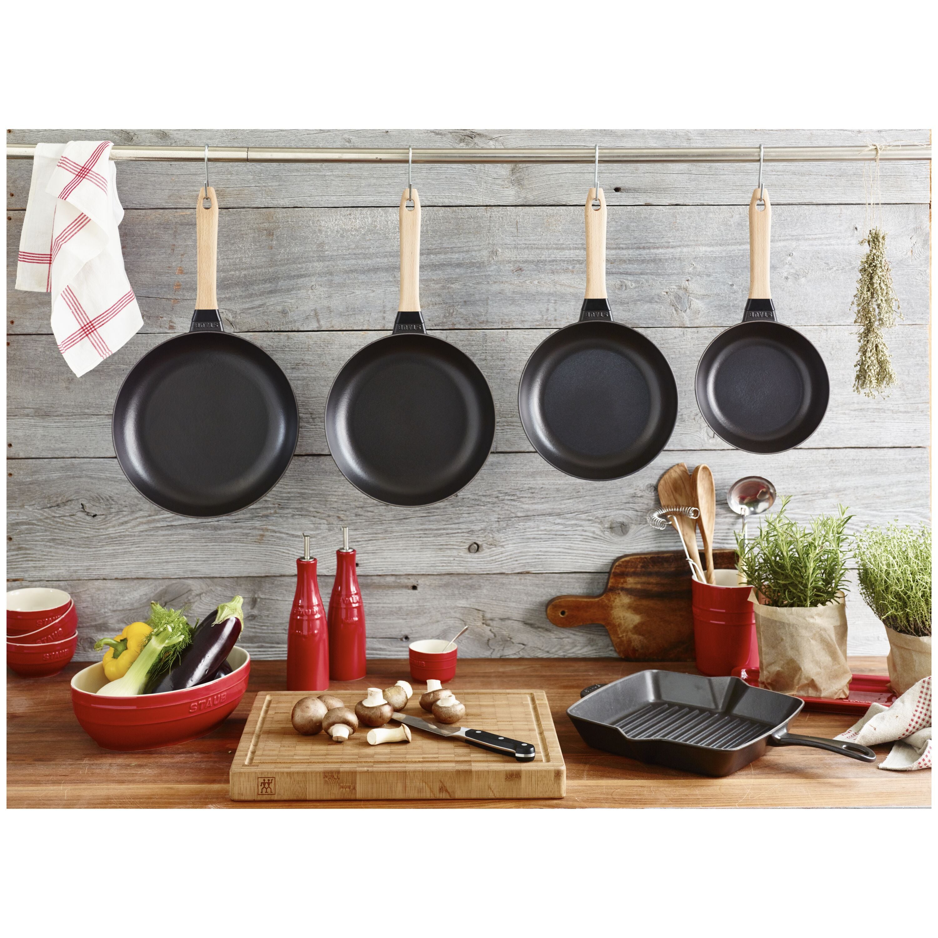 Staub Fry pan with wooden handle | cast iron | round